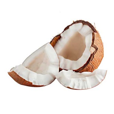 Zerbrochene Kokosnuss mit brauner Schale und weißem Fruchtfleisch vor weißem Hintergrund.