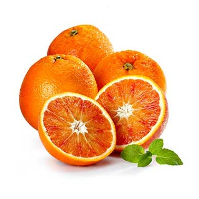 Vier Orangen, davon zwei aufgeschnitten mit rotem Fruchtfleisch, liegen auf weißem Untergrund mit einem Zweig frischer Minze.