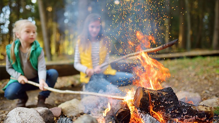 Kinder am Lagerfeuer