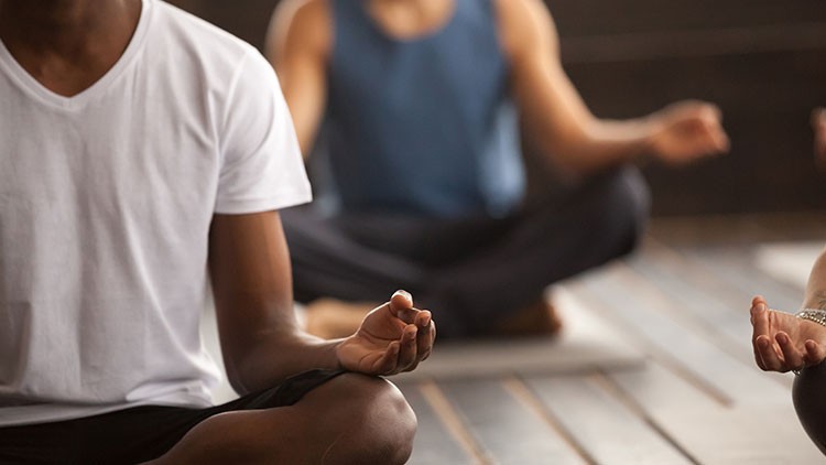 Menschen beim Yoga