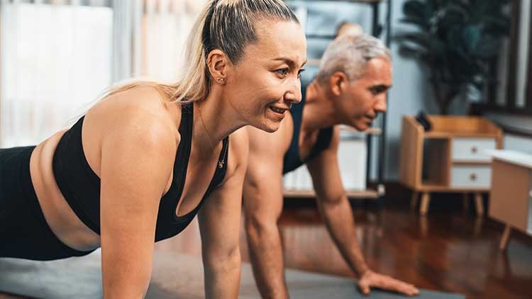 Ein Paar macht Bodyweight-Training