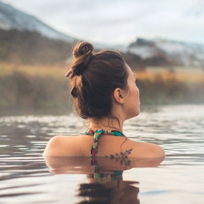 Frau in einem See