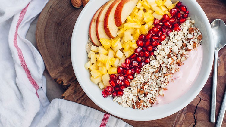 Bowl mit Joghurt, Früchten und Nüssen