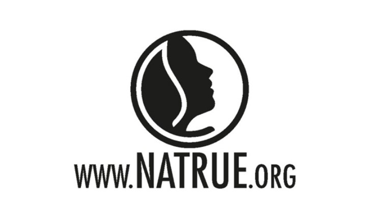 Schwarzes Logo mit URL www.natrue.org und einer stilisierten Silhouette eines Profils in einem Kreis.